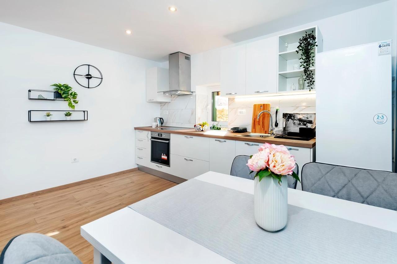 Otto Apartment With Sea View And Parking Ровин Екстериор снимка