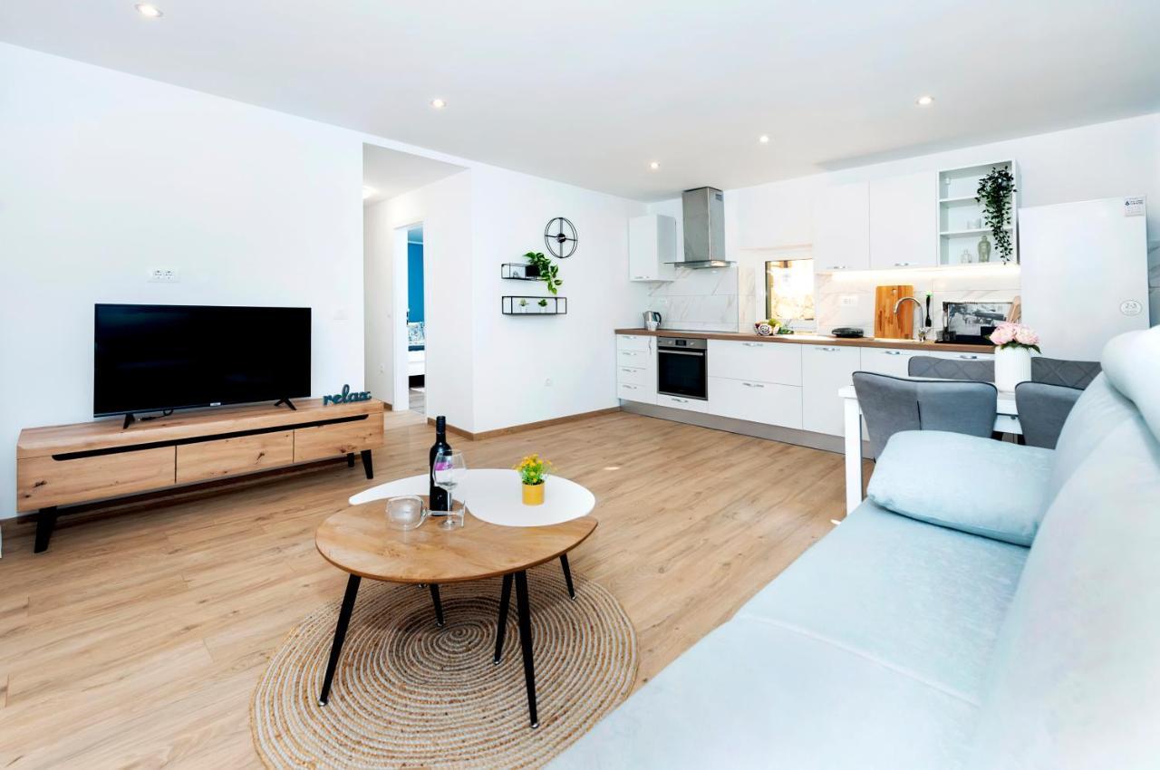 Otto Apartment With Sea View And Parking Ровин Екстериор снимка