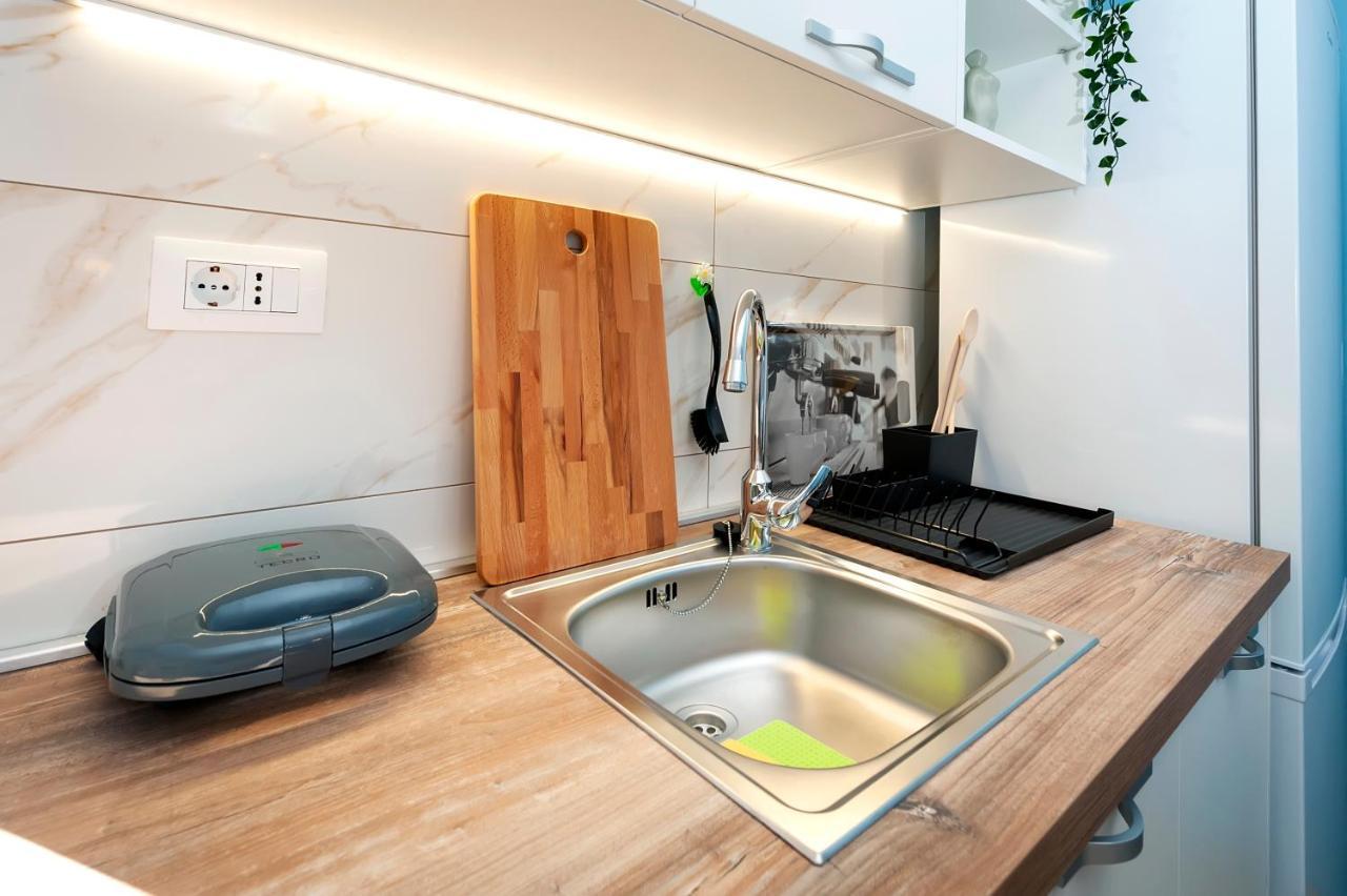 Otto Apartment With Sea View And Parking Ровин Екстериор снимка